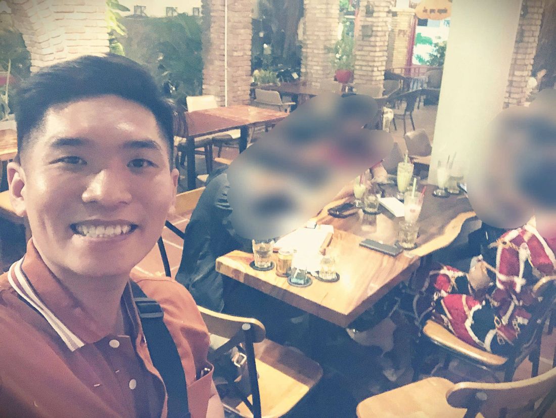 Tuấn Sài Gòn tư vấn khách mua nhà tại quán cà phê